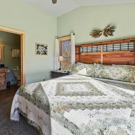Walnut Ridge Cabin. Sleeps 7-11! Hot Tub, Pool Table, Minutes To Downtown Gatlinburg!